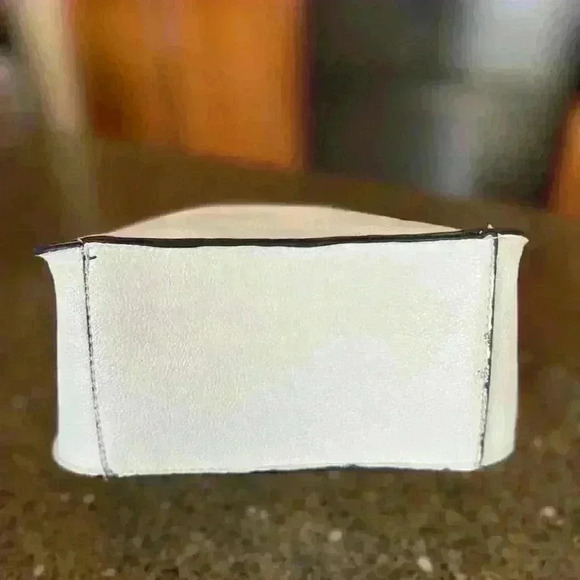 BOUTIQUE Style adorable small white purse / handbag with gold hardware and strap - Picture 14 of 16